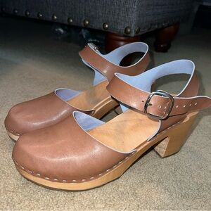 Low Heel Wood Clog - Tan